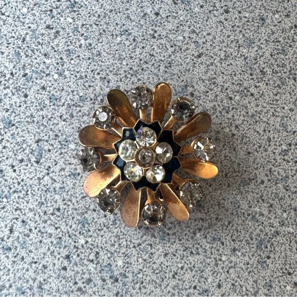 Vintage 1950s Gold enamel rhinestone Brooch flower unsigned Coro pin trifari - Picture 10 of 10